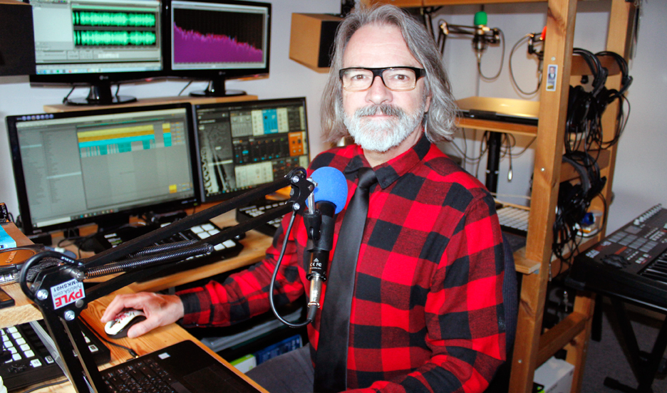 Photo Allen 2021-03-11 - Facebook Photo d'Allen en télétravail dans son studio.