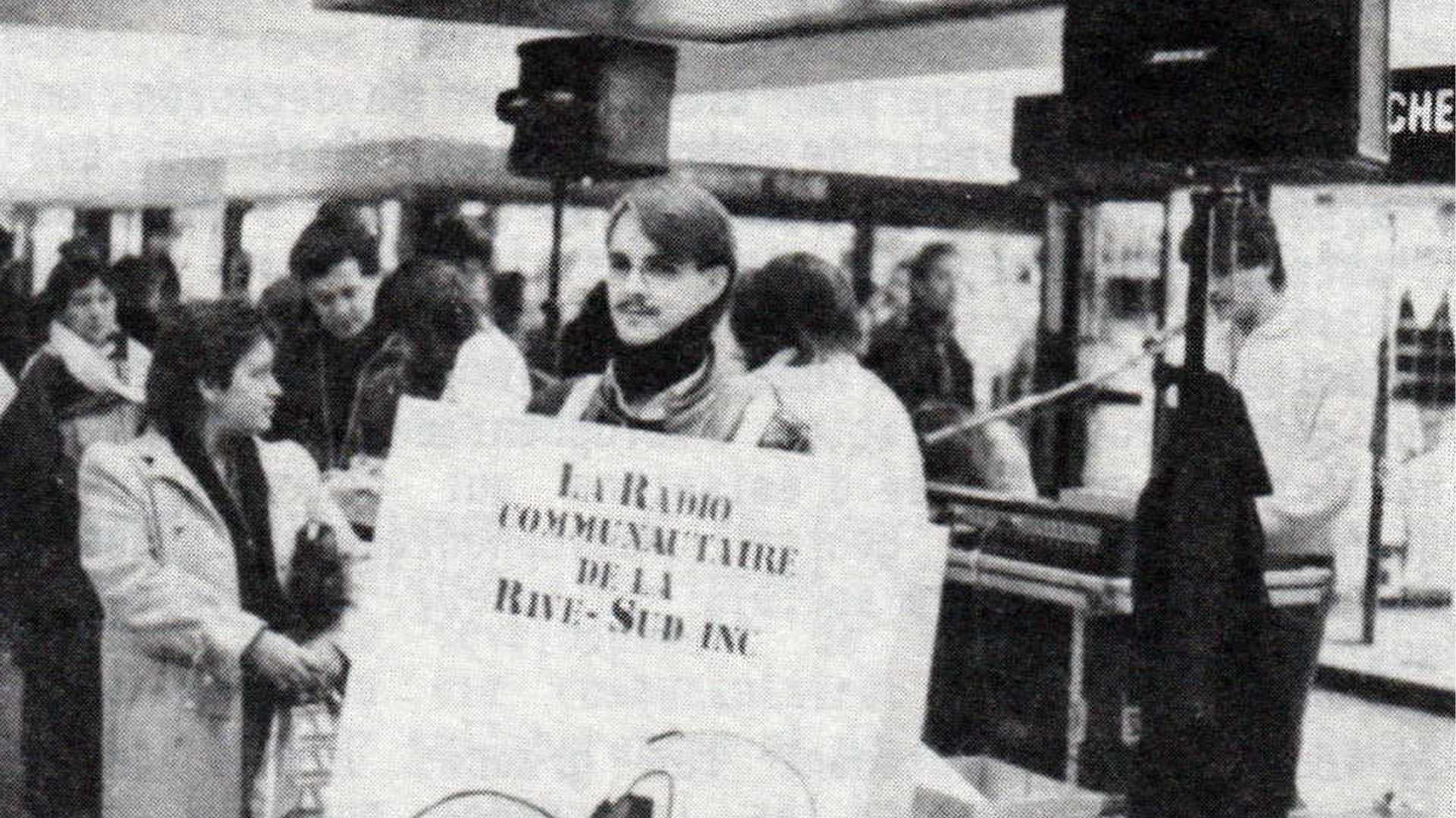 Allen homme-sandwich 1985 Allen habillé en homme-sandwich lors d'un événement de vente de cartes de membre pour CHAA MF.